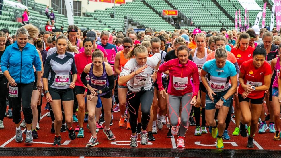 Starten på begge distanser samlet. Vi ser vinneren Annie Bersagel i lilla og toer Astrid Uhrenholdt Jacobsen i blått. I rødt ved siden av Astrid ser vi 5 km-vinner Anne Hansen. (Arrangørfoto)