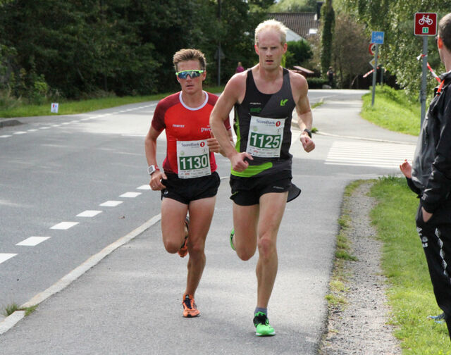 Hans Kristian Fløystad(1125) og Lars Aanensen(1130) tok tidlig kommandoen på 10km.  Foto: Julie Hansen.