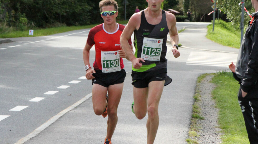 Hans Kristian Fløystad(1125) og Lars Aanensen(1130) tok tidlig kommandoen på 10km.  Foto: Julie Hansen.