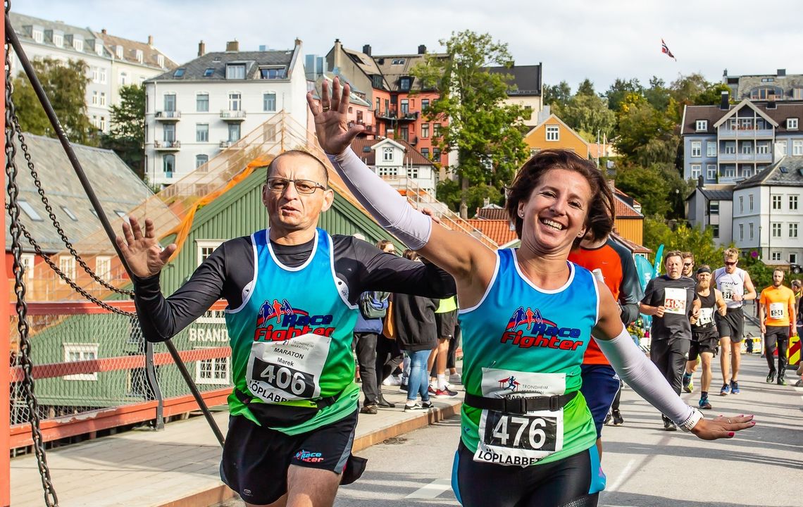 To av de rekordmange deltagerne i Trondheim Maraton var Evelina og Marek som løp Teammaraton for det polske laget Racefighter Gosir Debe Wielkie. (Foto: Arrangøren/KTL)