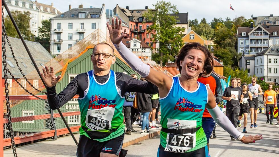 To av de rekordmange deltagerne i Trondheim Maraton var Evelina og Marek som løp Teammaraton for det polske laget Racefighter Gosir Debe Wielkie. (Foto: Arrangøren/KTL)