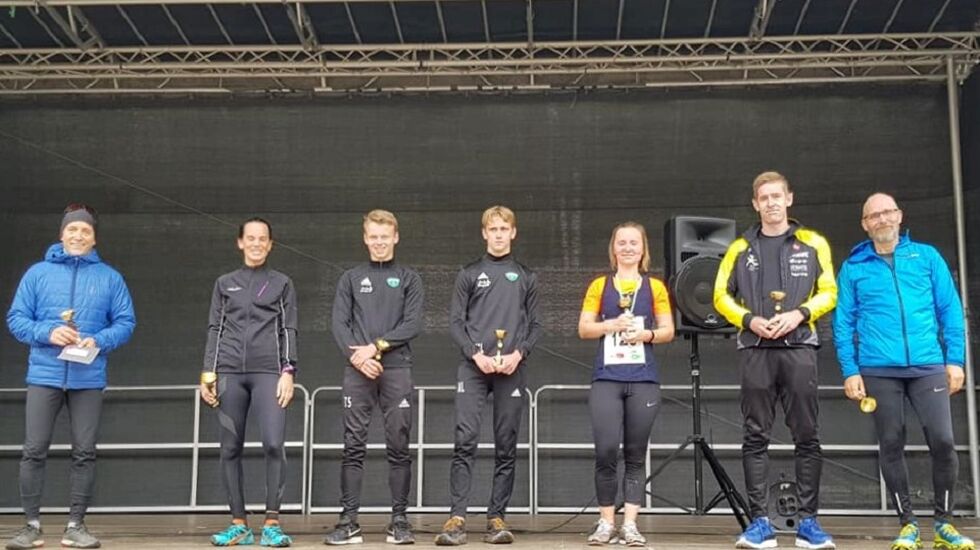 Sju av i alt åtte klassevinnere på 10 km samlet på scenen ved Kvennstugua. (Foto: Kvennstuguløpets facebookside)