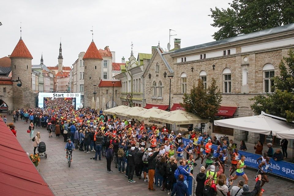 Fra starten av årets Tallinn Marathon rett utenfor de gamle bymurene i den estiske hovedstaden (Foto: facebook.com/TallinnaMaraton/)