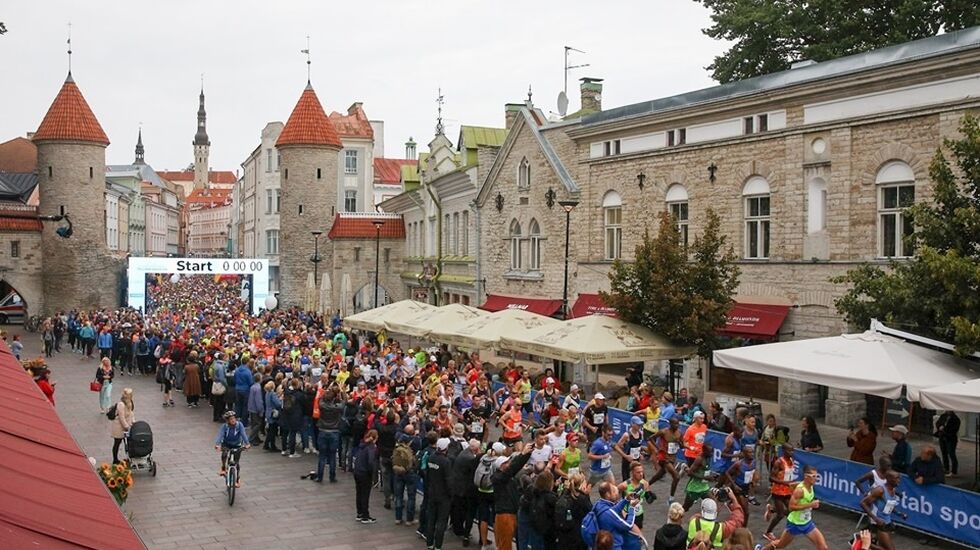 Fra starten av årets Tallinn Marathon rett utenfor de gamle bymurene i den estiske hovedstaden (Foto: facebook.com/TallinnaMaraton/)
