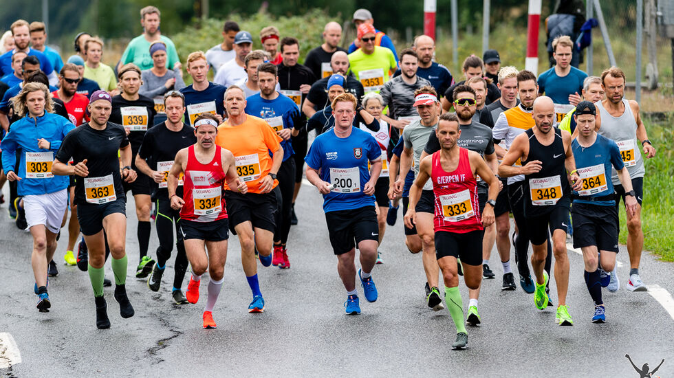 Starten på maraton der vi blant annet ser vinneren i kvinneklassen, Cathrime Melsom Walle med nr 442. Supermann er Tjøme Løpeklubbs Caspar Rieber-Mohn som også har med stafettpinnen til Færd Kommunikasjon. (Foto: Christian Berg-Henry)