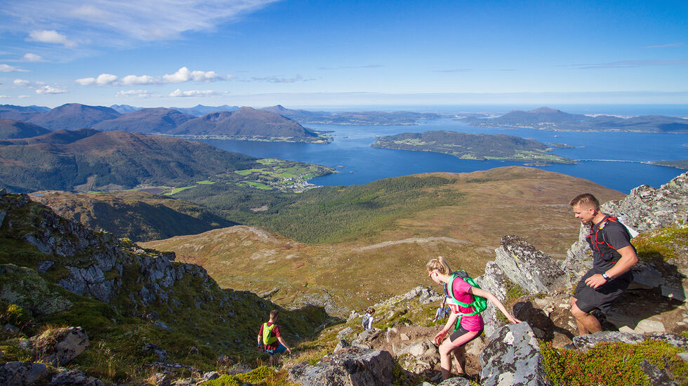 Martin Bruseth og Jenny Gåsø Schefte i stor fart ned fra Reinsfjellet i 2017. (Foto:Daniel Kvalvik)