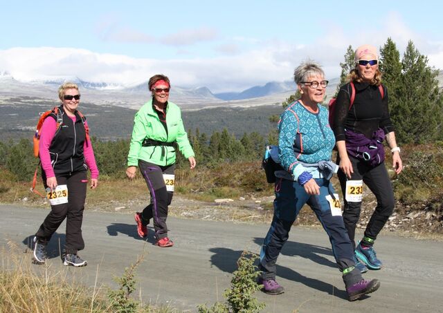 Furusjøen Rundt ved Rondablikk byr på fabtastiske omgivelser. Her fire deltagere i Mosjonsklassen. (Foto: Furusjøen Rundt / Per Fredriksen)