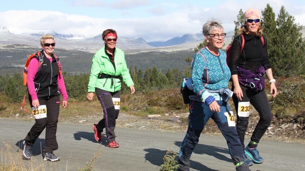 Furusjøen Rundt ved Rondablikk byr på fabtastiske omgivelser. Her fire deltagere i Mosjonsklassen. (Foto: Furusjøen Rundt / Per Fredriksen)