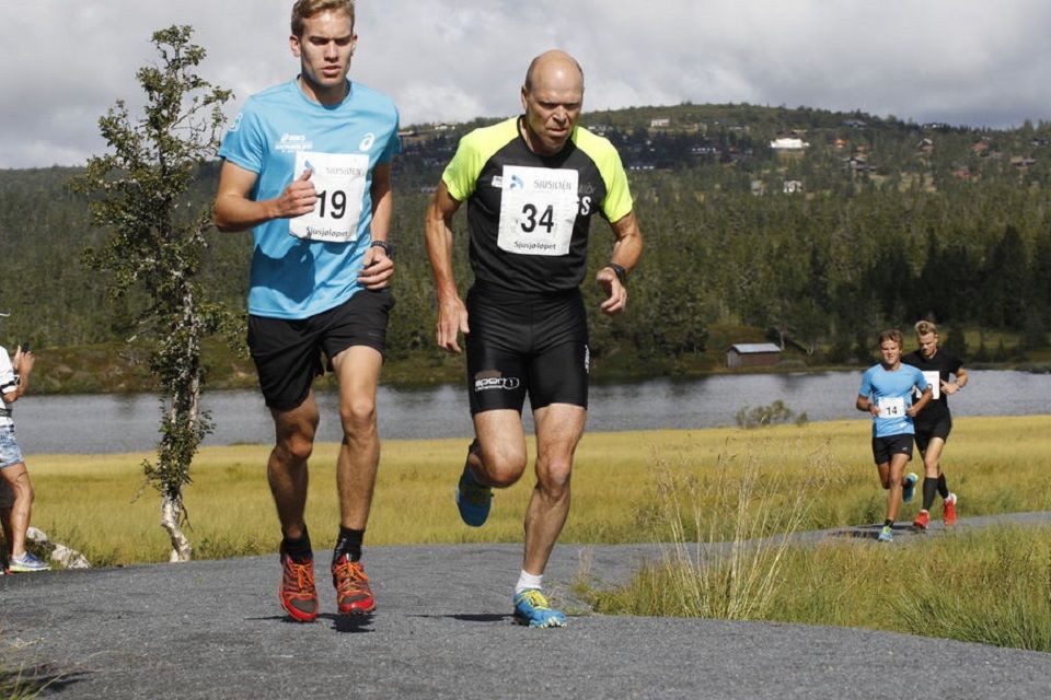 Her er Pål Onsrud (til v.) og Geir Strandbakke i gang med Sollifjellrunden i fjor, den lengste distansen i Sjusjøløpet.