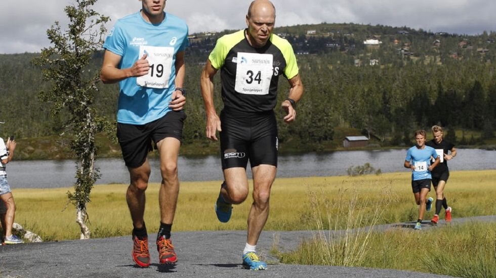 Her er Pål Onsrud (til v.) og Geir Strandbakke i gang med Sollifjellrunden i fjor, den lengste distansen i Sjusjøløpet.
