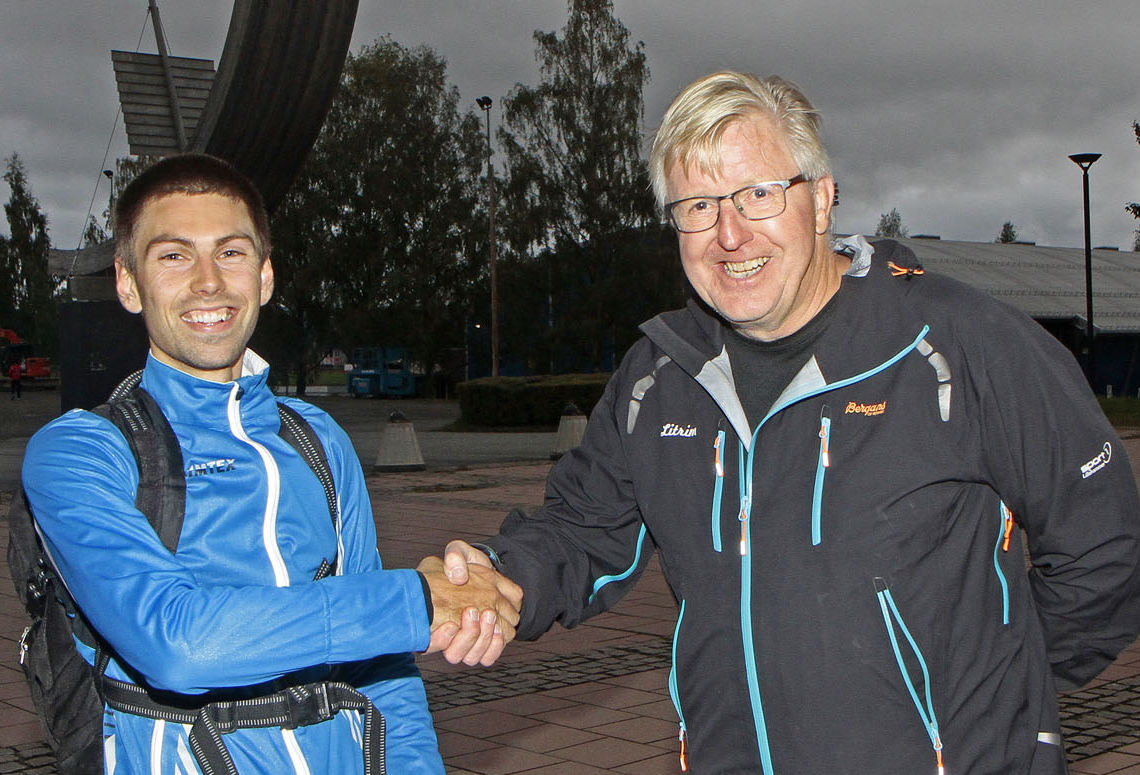 Finn Olsen, leder i Litrim, gratulerer Geir Steig med nok en seier i Elvaløpet. Geir har hatt en fantastisk sesong, og vært raskeste herreløper i samtlige ti løp i årets Sørdalskarusell.