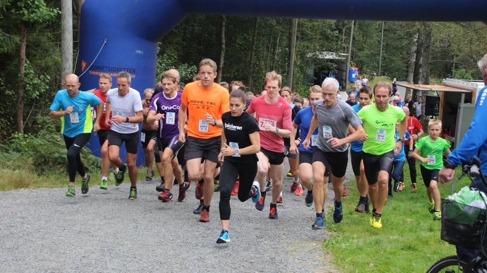 Mange savner fellesstarten i Terrengkarusellen, som her fra 2019. I front på bildet ser du Trine Mjåland, som imponerte stort også i forrige uke. (Foto: Guri Sæterlid)