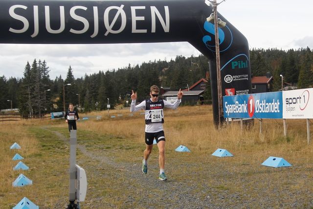 Mattis Stenshagen, Follebu Skiklubb var førstemann i mål på Sjusjøen Langrennsarena som totalvinner av det nesten 11 km lange Sjusjøvannet Rundt. (Foto: Jan Erik Bakken)