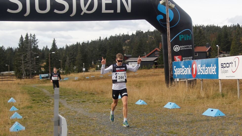 Mattis Stenshagen, Follebu Skiklubb var førstemann i mål på Sjusjøen Langrennsarena som totalvinner av det nesten 11 km lange Sjusjøvannet Rundt. (Foto: Jan Erik Bakken)