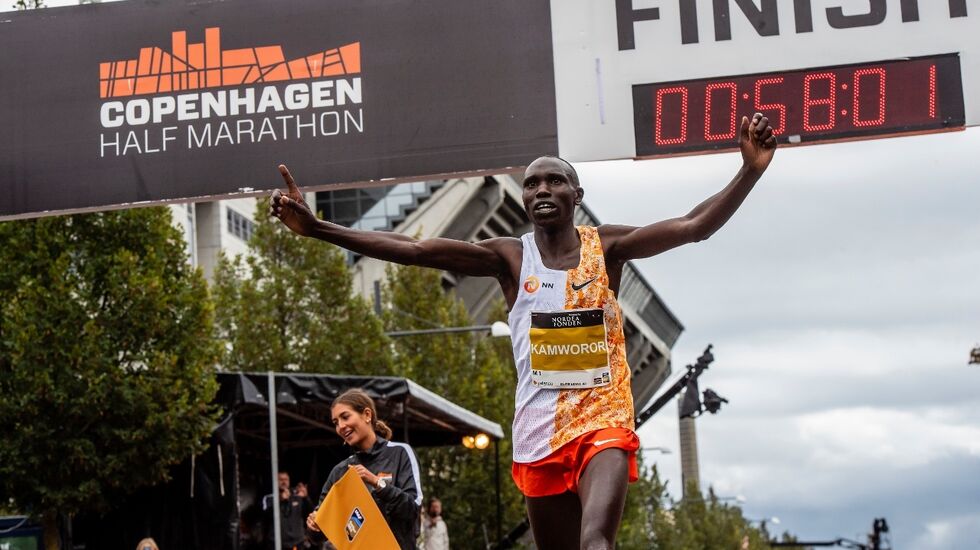 Etter å ha sololøpt siste 10 km kunne kenyanske Geoffrey Kipsang Kamworor juble for ny verdensrekord på halvmaraton i dagens  Copenhagen Half Marathon. (Foto: CPH Half 2019)