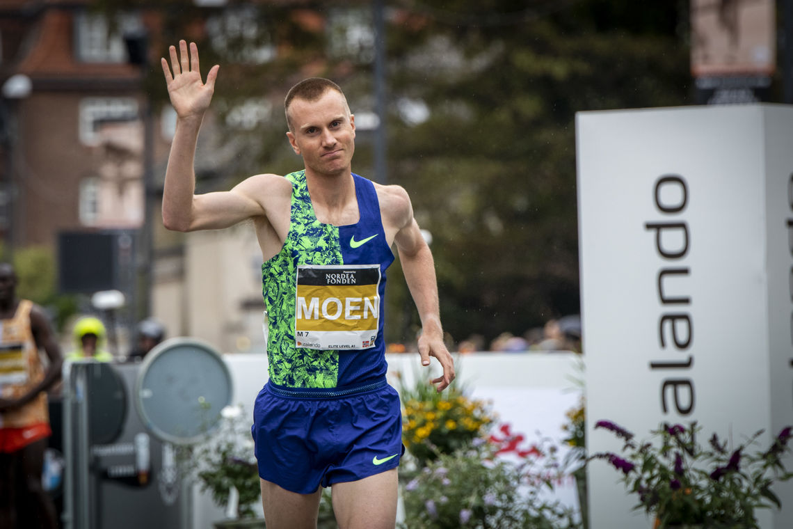 Sondre Norstad Moen vinker til publikum etter et imponerende løp i København Halvmaraton 