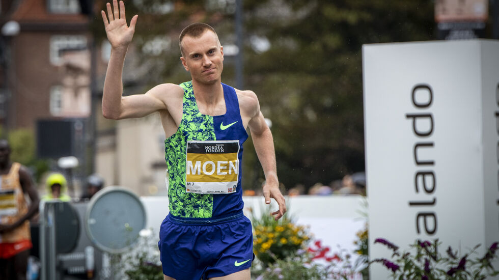 Sondre Norstad Moen vinker til publikum etter et imponerende løp i København Halvmaraton 