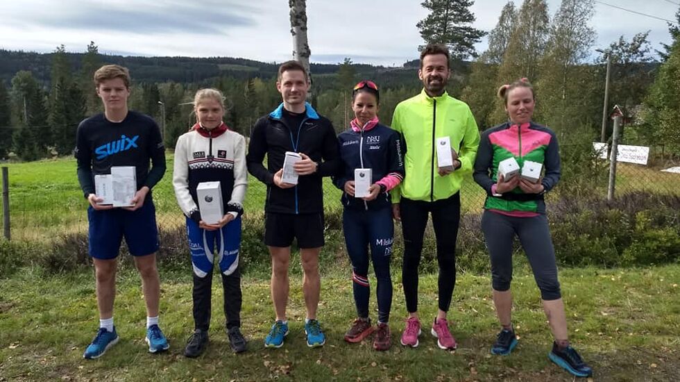 De tre beste i begge klasser på 9 km i Modilten 2019 med vinnerne Martin Håkenrud og Elise Mobrenna til venstre. Videre mot høyre toerne Kay Hemstad og Cathrine Andersen samt treerne Stian Krog og Susanne	Skarvang Karlsen. (Foto: Lisbeth Irene Myhrer)