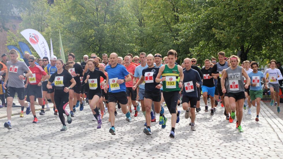Starten for 5 og 10 km konkurranseklasser. Vi ser bl.a. tre av vinnerne, 187 Mai Elin Blekastad Watson (5 km), Magnus Warvik (5 km) og Thomas Asgautsen (10 km). Foto: Geir Otto Myrann