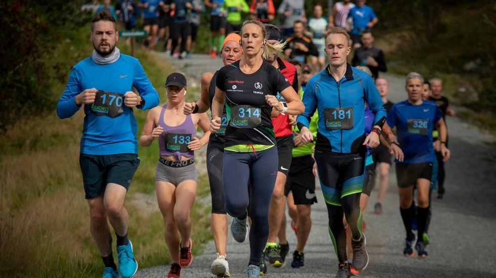 105 av de 256 deltagerne i konkurranseklassene løp halvmaraton. Her ser vi feltet litt bak de aller raskeste. (Foto: Diego EscobedoHeart)