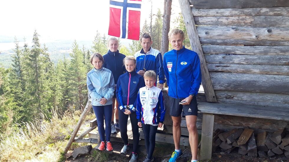 Klassevinnere i Motbakkeløpet til Dronningens Utsikt søndag: Bak f.v Ingri Nyhaug og Bjørn Solbergseter, foran f.v. Hanne Narvestad, Silje Gåsvik Narvestad, Martin Holtet og Erik Husby. (Foto: Egil Solbergseter)