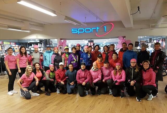 16. september hadde Rosa sløyfe-ambassadør Angelika Sverdrup lagt opp til sosial og hyggelig treningsrunde i Brattvåg. Oppmøtet var stort og deltakerne fikk treningstips, info om løpet, gode tilbud fra butikken og en treningstur. Foto: Arrangør