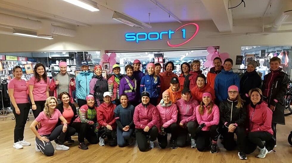 16. september hadde Rosa sløyfe-ambassadør Angelika Sverdrup lagt opp til sosial og hyggelig treningsrunde i Brattvåg. Oppmøtet var stort og deltakerne fikk treningstips, info om løpet, gode tilbud fra butikken og en treningstur. Foto: Arrangør