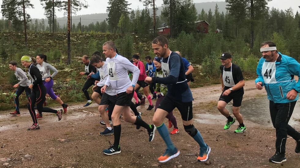 Rett etter starten for 24 aktive i Grensetrimmen 2019. (Arrangørfoto)