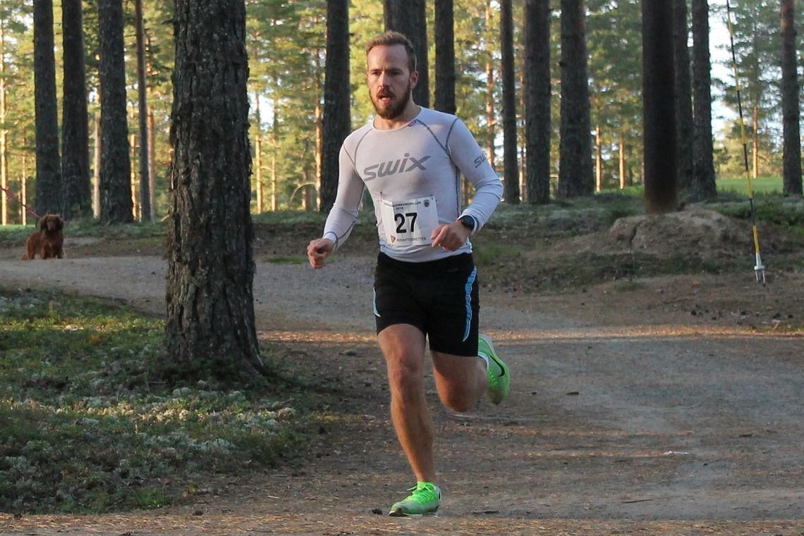 Mats Emil Sand ved Lierdammen 1 km ut på førsterunden i tirsdagens løp. (Foto: Per Inge Vaaje)