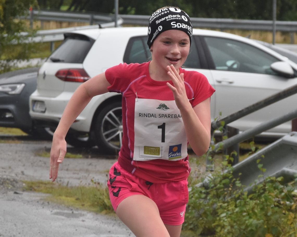 Yngste løper i konkurranseklassene, Kristi Fugelsøy på 12 år, taklet godt å løpe over ei mil. (Foto: Arnhild Foseide Fagerholt)