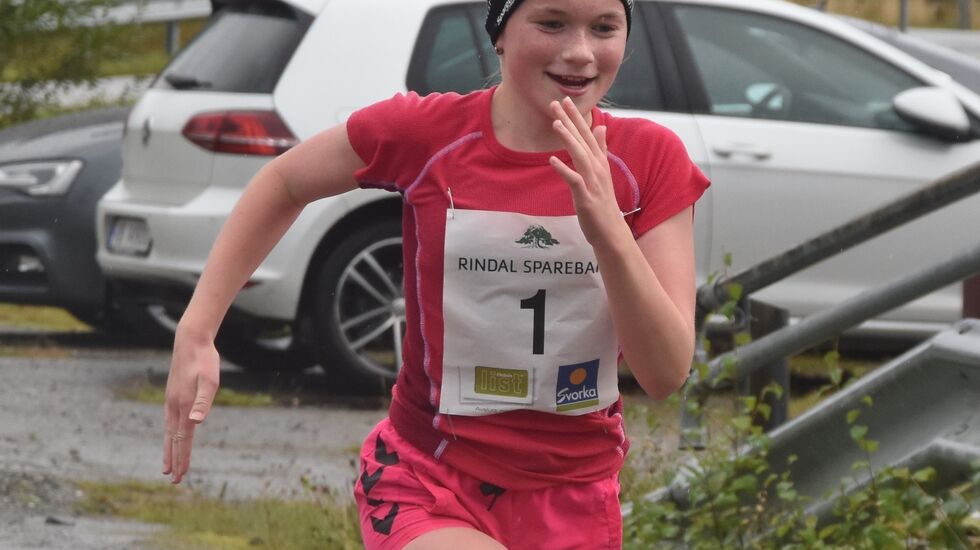 Yngste løper i konkurranseklassene, Kristi Fugelsøy på 12 år, taklet godt å løpe over ei mil. (Foto: Arnhild Foseide Fagerholt)