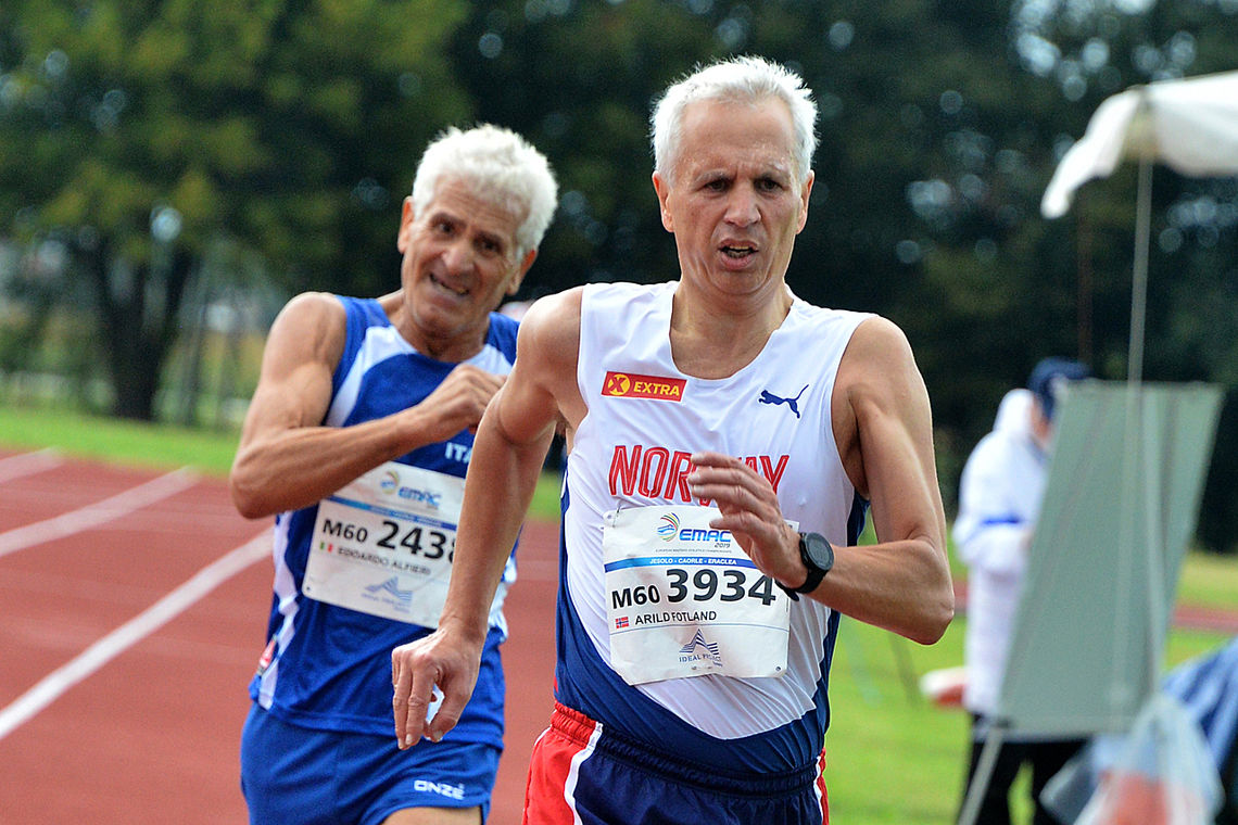 Arild Fotland i front foran Edoardo Alfieri på 5000 meter. Det skilte under et sekund i mål, men Arild hadde god kontroll. (Foto: arrangør/fotostudio3.com)
