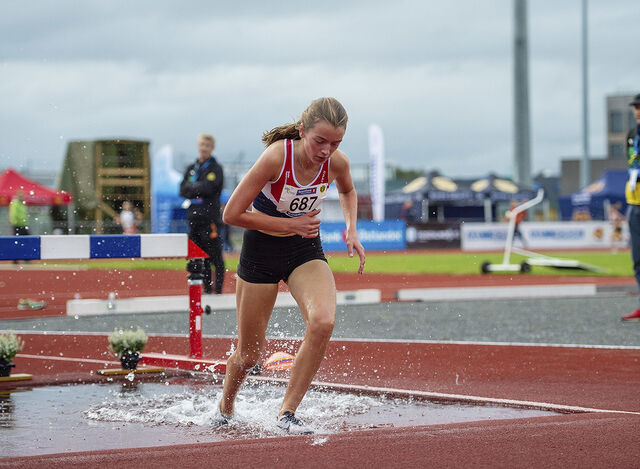 Sigrid Alvik har i sommer gjort det særlig bra på hinder, og her ser vi henne under UM der hun tok gull på 1500 m hinder. (Foto: Samuel Hafsah)