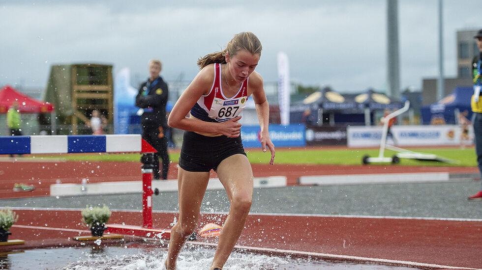 Sigrid Alvik har i sommer gjort det særlig bra på hinder, og her ser vi henne under UM der hun tok gull på 1500 m hinder. (Foto: Samuel Hafsah)