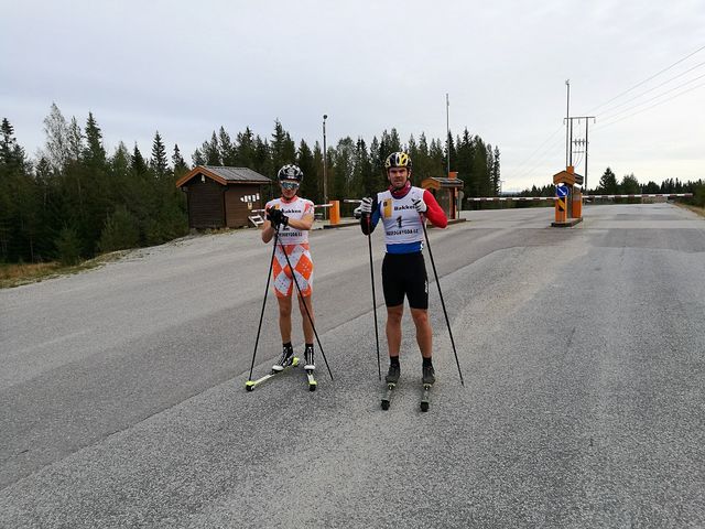 Pål Åge Joten og Ola Snellingen fit for fight på Budorvegen torsdag. (Foto: Trond Ole Myrvold)