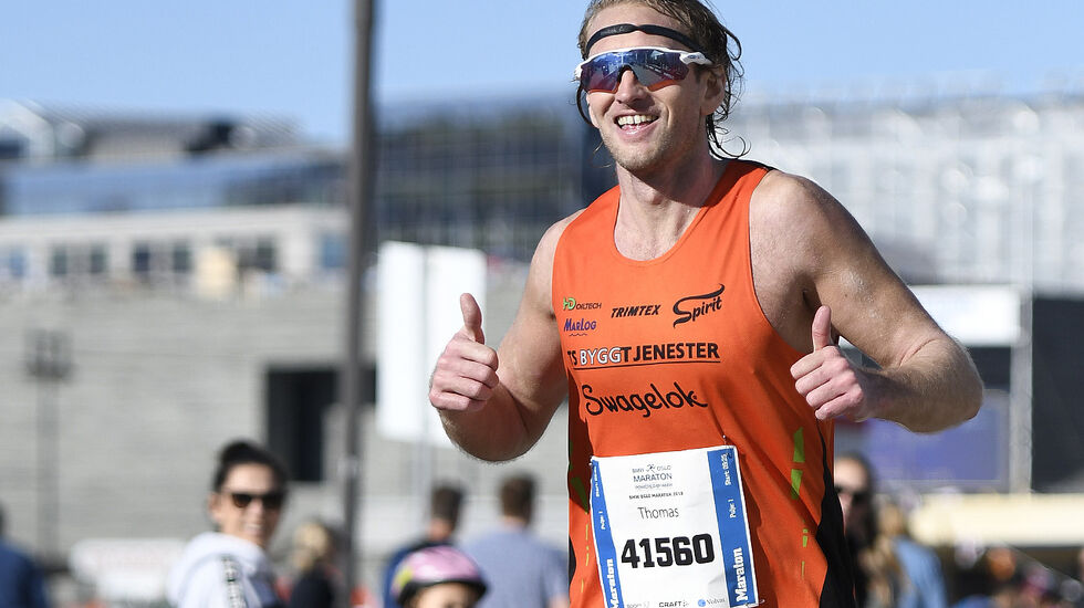 Thomas Asgautsen løp fortest av alle i Oslo Maraton. Etter omregning med veterantabellen topper 61-åringen Willy Hatlevoll, så vidt foran Thomas. (Foto: Bjørn Johannessen)
