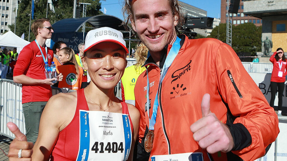 Maratonvinnerne Marfa Troeva og Thomas Asgausen. (Foto: KJell Vigestad)