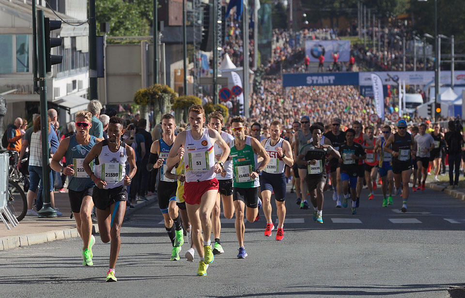 Starten har akkurat gått for eliten i Oslo Halvmaraton 2019. (Foto: Per Inge Oestmoen)