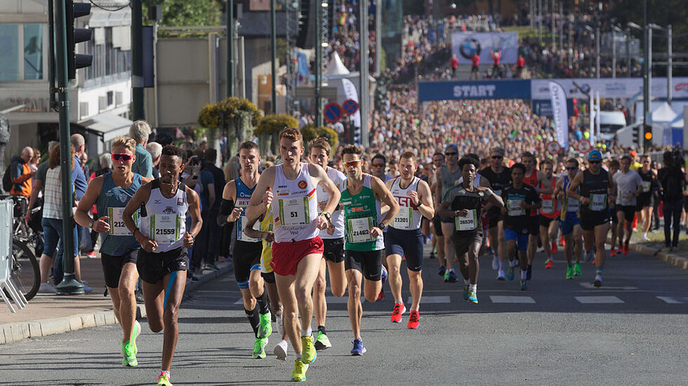 Starten har akkurat gått for eliten i Oslo Halvmaraton 2019. (Foto: Per Inge Oestmoen)
