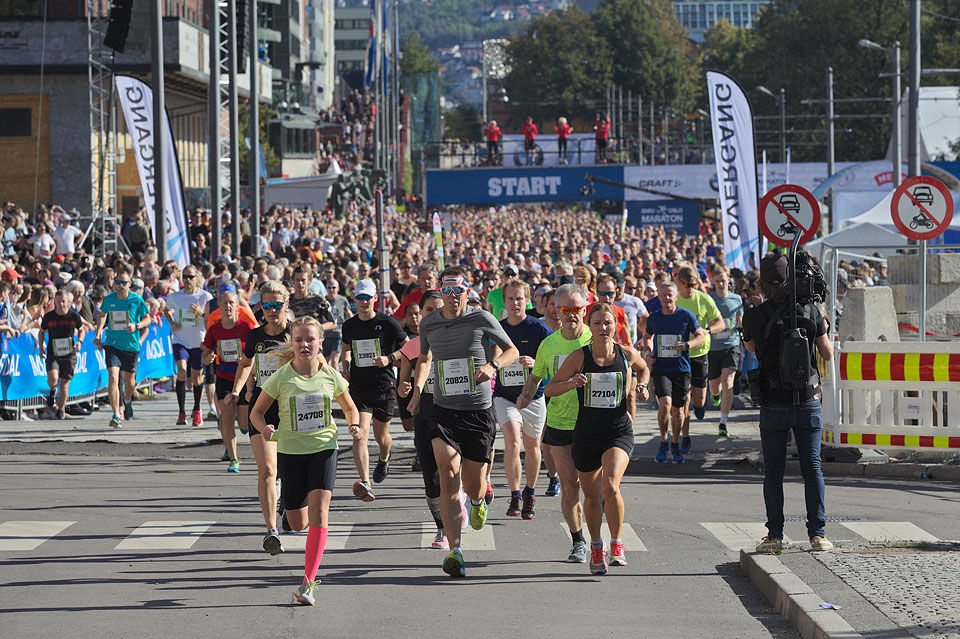 Oslo Maraton 2020 er nå bekreftet avlyst. Men det kom neppe som noen overraskelse at det i september ikke vil være tillatt å samle så store folkemenger som tilfellet var på Rådhusplassen i fjor. (Foto: Per Inge Østmoen)