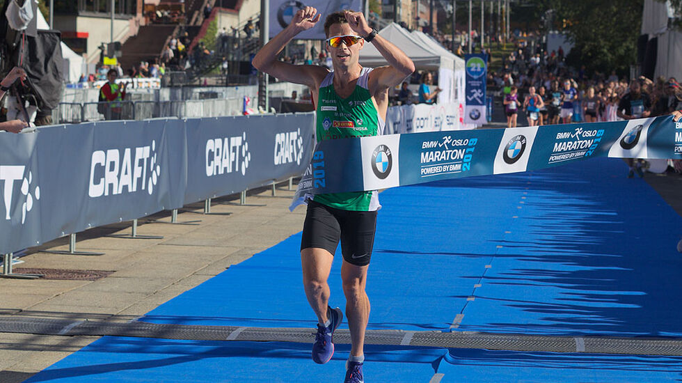 Ådne Andersen løper inn til klar og overraskende seier på halvmaraton. (Foto: Per Inge Østmoen)