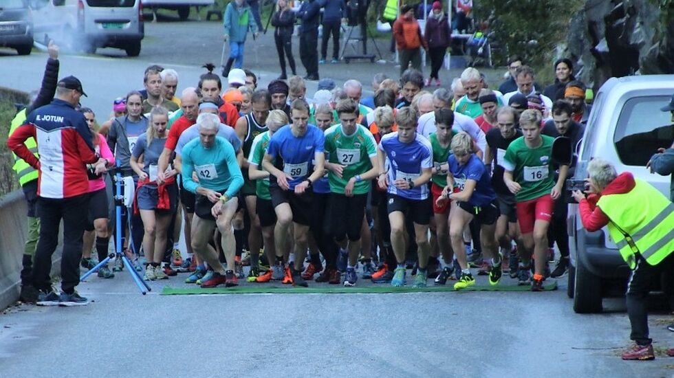 Startskuddet smeller og 60 løpere fyker avgårde. (Foto fra Galdane Rundts facebookside)