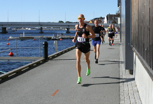 Øystein Wergeland vinner den siste utgaven av Mandalsmaraton.   Foto: Lise B Hetland.