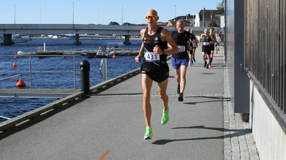 Øystein Wergeland vinner den siste utgaven av Mandalsmaraton.   Foto: Lise B Hetland.