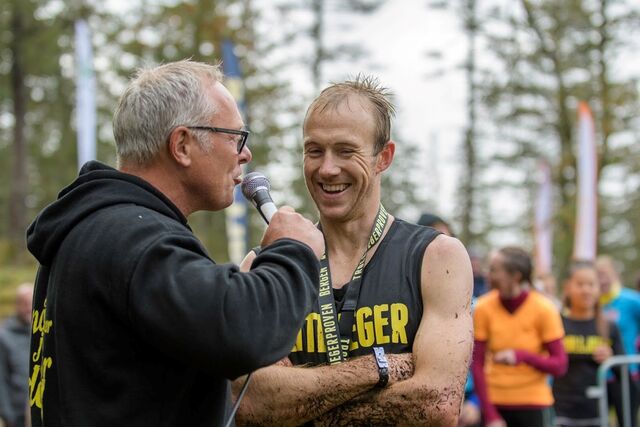Speaker tar seg en prat med vinner, Jonathan Albon. (Foto: Stavanger Fotoklubb)