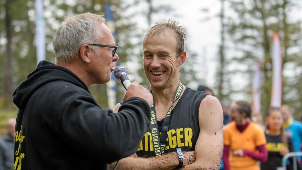 Speaker tar seg en prat med vinner, Jonathan Albon. (Foto: Stavanger Fotoklubb)