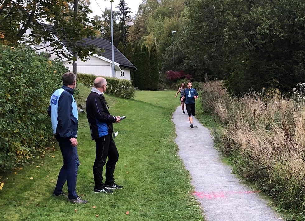 Thomas Pedersen spurter inn til 2. plass på Stavsberg rett foran Jan Erik Mathiassen. (Foto: Marit Aamdal)