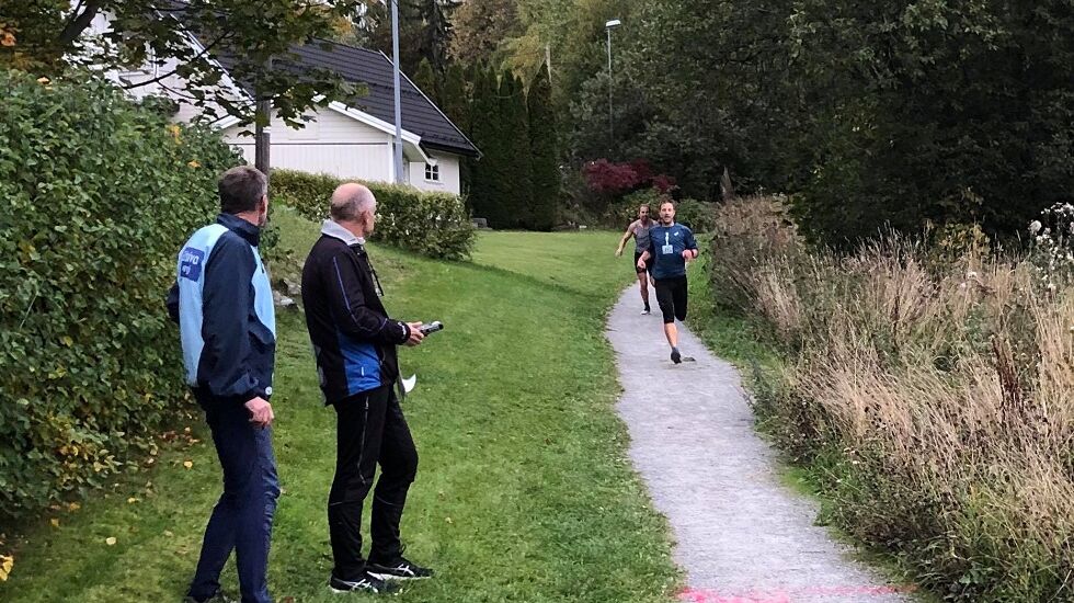 Thomas Pedersen spurter inn til 2. plass på Stavsberg rett foran Jan Erik Mathiassen. (Foto: Marit Aamdal)