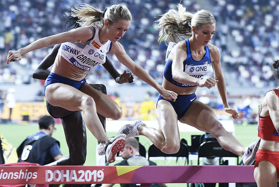 Karoline Bjerkeli Grøvdal og Emma Coburn kom seg begge til finalen på 3000 m hinder. (Foto: Bjørn Johannessen)