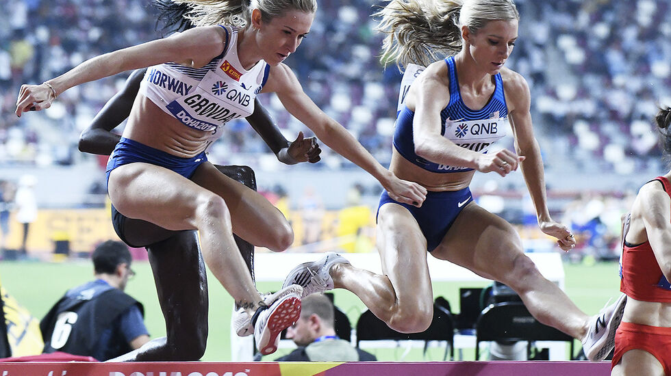 Karoline Bjerkeli Grøvdal og Emma Coburn kom seg begge til finalen på 3000 m hinder. (Foto: Bjørn Johannessen) 